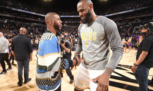 开云体育网站-詹姆斯再创里程碑：常规赛与季后赛总助攻数超越保罗，升至历史第二