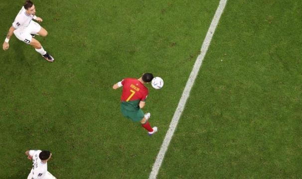 开云体育入口-进球算谁的？B费无意的伟大进球！C罗最好的没顶到？