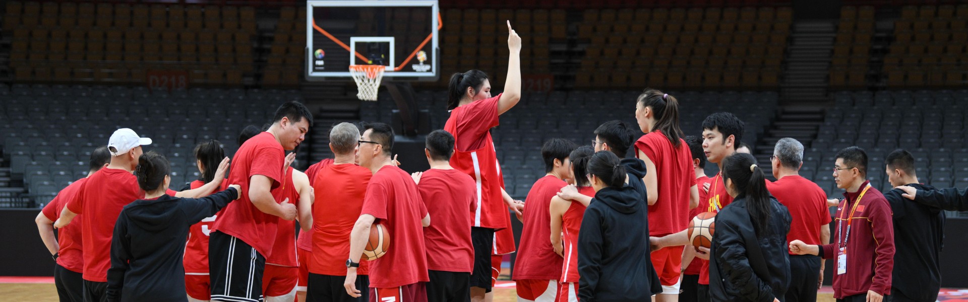 开云体育电脑版-中国女篮世预赛最后一练，王治郅到场观看&amp;amp;全队精神饱满