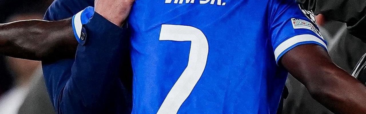 开云体育网站-染红！63岁穆里尼奥暴怒：裁判有保护名单 上面写着几名皇马球员