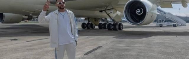 开云体育网页版-坐王室专机抵达 盛大亮相 内马尔伤未愈首秀成疑