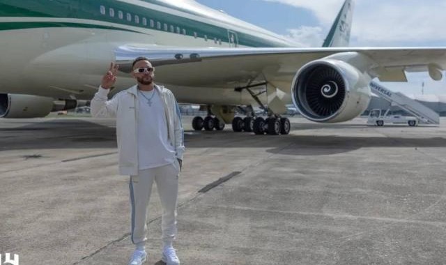 开云体育网页版-坐王室专机抵达 盛大亮相 内马尔伤未愈首秀成疑