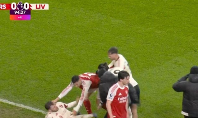 开云体育登录-阿森纳对利物浦比赛中爆发争议一幕：马丁内利行为引众怒